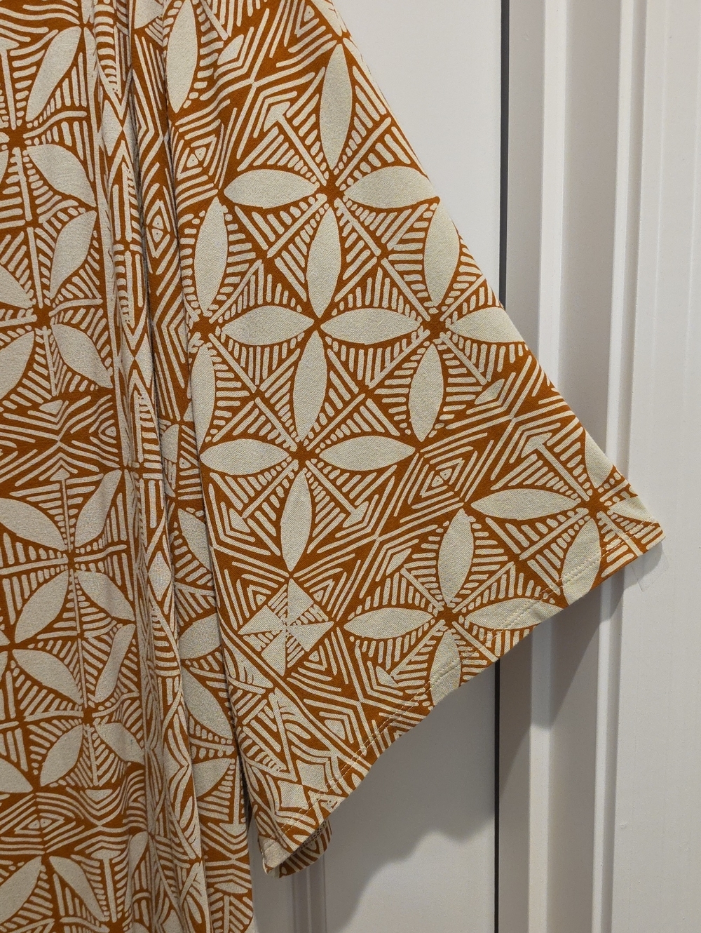 Tano Women's Cream and Brown Geometric Scoop Neck Hawaian Top 3x - Picture 4 of 5